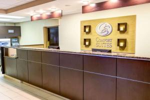 eine Lobby eines Krankenhauses mit Warteraum in der Unterkunft Comfort Suites Concord Mills in Concord