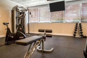 une salle de sport avec un tapis de course, un banc et des poids dans l'établissement Quality Inn Elizabeth City near University, à Elizabeth City