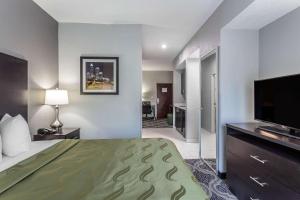 Tempat tidur dalam kamar di Quality Suites Pineville - Charlotte