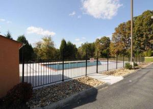 ein Zaun neben einem Pool mit einem Zaun in der Unterkunft Comfort Inn Thomasville I-85 in Thomasville