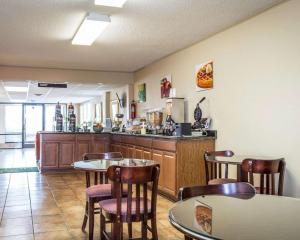 Η κουζίνα ή μικρή κουζίνα στο Quality Inn & Suites Monroe