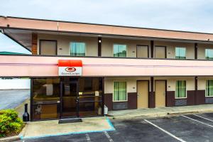 una vista frontal de un hotel con aparcamiento en Econo Lodge Elizabeth City, en Elizabeth City