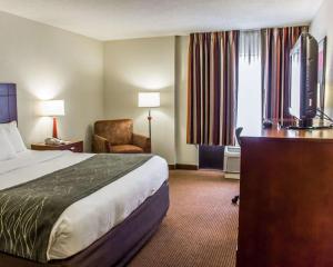 une chambre d'hôtel avec un lit et une télévision dans l'établissement Comfort Inn Fayetteville West Near Fort Liberty, à Fayetteville