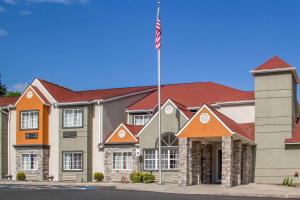 Uma casa com uma bandeira americana à frente. em Quality Inn & Suites Maggie Valley em Maggie Valley