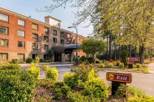 an exit sign in front of a building at Lake Norman Inn and Suites in Cornelius