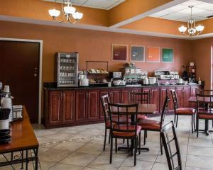 a restaurant with a table and chairs and a counter at Comfort Inn & Suites Lumberton Central I-95 in Lumberton