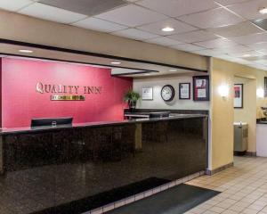 a view of a waiting area of a quality inn at Quality Inn Roanoke near Lake Gaston in Roanoke Rapids