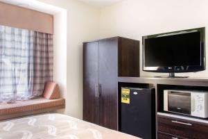 En TV eller et underholdningssystem på Quality Inn & Suites Maggie Valley - Cherokee Area