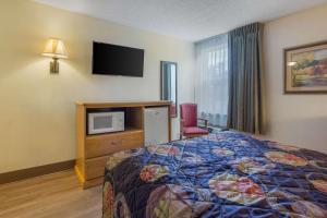 Un pat sau paturi într-o cameră la Rodeway Inn