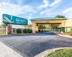 een bord voor een kwaliteitsherberg en suites bij Quality Inn & Suites Coliseum in Greensboro