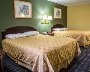 Een bed of bedden in een kamer bij Rodeway Inn & Suites Plymouth Hwy 64