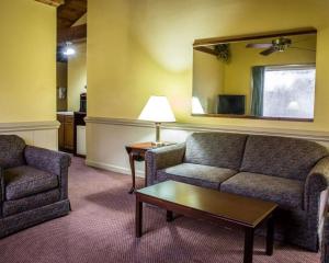 Rodeway Inn & Suites Plymouth Hwy 64 tesisinde bir oturma alanı