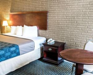 Krevet ili kreveti u jedinici u okviru objekta Rodeway Inn & Suites Wilmington North