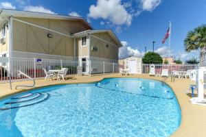 Bazén v ubytovaní Rodeway Inn & Suites Jacksonville near Camp Lejeune alebo v jeho blízkosti
