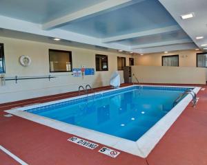 una gran piscina en una habitación de hotel en Comfort Inn Mount Airy, en Mount Airy