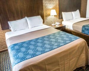 Katil atau katil-katil dalam bilik di Rodeway Inn & Suites Wilmington North