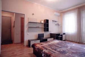マグニトゴルスクにあるApartment Lenina 69のベッドルーム1室(ベッド1台、デスク、コンピュータ付)