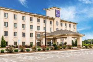 una imagen de un hotel con aparcamiento en Sleep Inn & Suites Mount Olive North, en Mount Olive