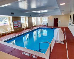 a large swimming pool in a hotel room at Comfort Inn Mount Airy in Mount Airy