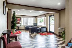 a lobby with a waiting room with chairs and tables at Econo Lodge Weldon - Roanoke Rapids in Weldon