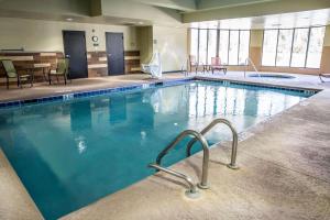 Swimming pool sa o malapit sa Comfort Suites New Bern near Cherry Point