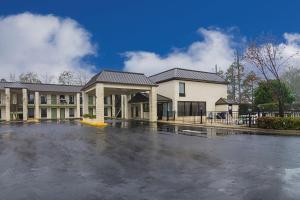 an empty parking lot in front of a building at Quality Inn Raeford in Raeford