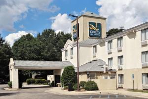 ローリーにあるQuality Inn & Suites Raleigh North Raleighの表面に看板が出ているホテル