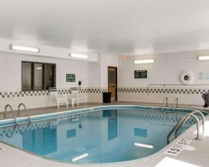 een groot zwembad in een hotelkamer bij Comfort Inn in Jamestown