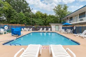 einen großen Pool mit Liegestühlen in der Unterkunft Rodeway Inn Winston Salem Route 52 in Winston-Salem