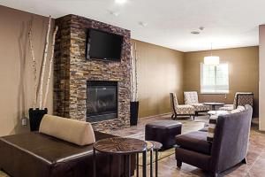 Ο χώρος του lounge ή του μπαρ στο MainStay Suites Fargo - I-94 Medical Center