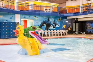 een zwembad met twee rubberen eenden in het water bij Sleep Inn & Suites Conference Center and Water Park in Minot