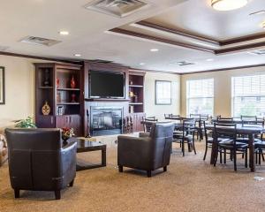 邁諾特的住宿－MainStay Suites Minot，一间会议室,配有桌椅和平面电视