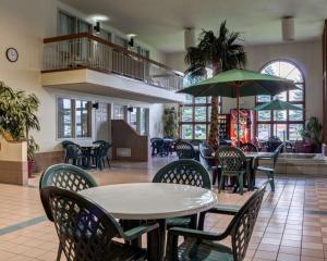 une salle à manger avec des tables et des chaises dans l'établissement Rodeway Inn Columbia Mall Loop, à Grand Forks