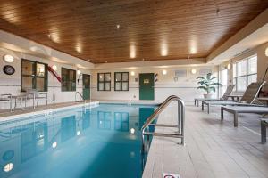 ein großer Pool in einem Hotelzimmer in der Unterkunft Heritage Hotel and Suites in Dickinson