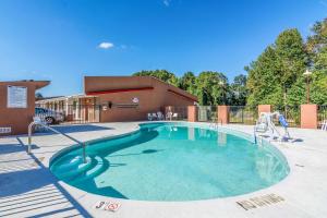 Bazén v ubytování Econo Lodge - Gastonia nebo v jeho okolí
