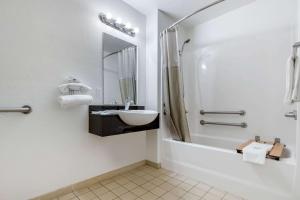 Ένα μπάνιο στο Rodeway Inn Winston Salem Route 52 +22 φωτογραφίες