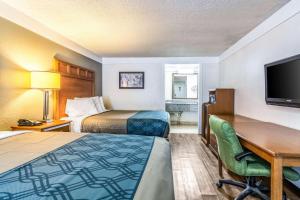 מיטה או מיטות בחדר ב-Econo Lodge - Gastonia