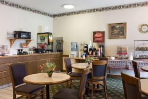Reštaurácia alebo iné gastronomické zariadenie v ubytovaní Rodeway Inn