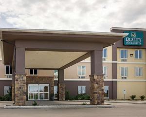a view of a hotel with a building at Quality Inn & Suites in Minot