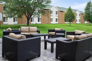 un grupo de sillas y mesas en un patio en MainStay Suites Fargo - I-94 Medical Center en Fargo