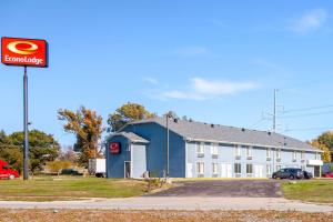 un bâtiment bleu avec un panneau devant lui dans l'établissement Econo Lodge Lincoln, à Lincoln