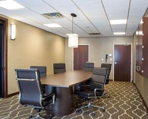 Kawasan bisnes dan/atau bilik persidangan di Comfort Suites Fargo Medical Center +27 gambar