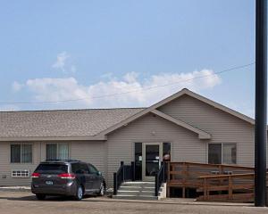 una casa con un coche aparcado delante de ella en Econo Lodge en Jamestown