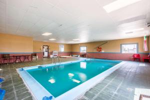 a large swimming pool in a large room at Quality Inn Scottsbluff in Scottsbluff