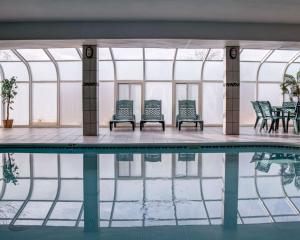 Bazén v ubytování Comfort Suites Omaha nebo v jeho okolí