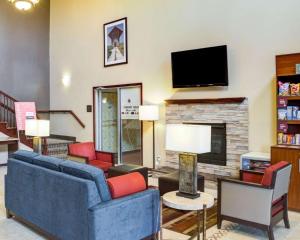 TV a/nebo společenská místnost v ubytování Comfort Suites Omaha