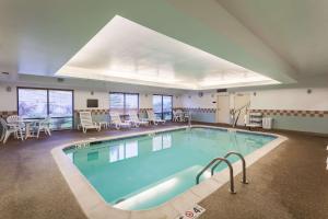 Bazén v ubytování Comfort Suites East Lincoln - Mall Area nebo v jeho okolí