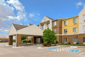 una representación de la parte delantera de un hotel con aparcamiento en Quality Inn Kearney, en Kearney