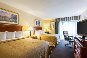 Postel nebo postele na pokoji v ubytování Quality Inn and Conference Center I-80 Grand Island