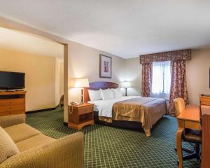 アシュランドにあるQuality Innのベッドとテレビが備わるホテルルームです。